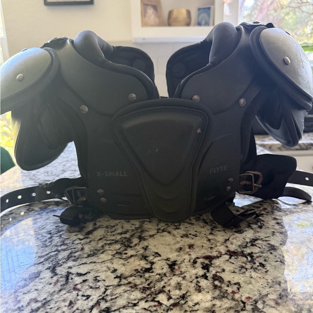 Flyte Kids Shoulder Pads - Black
